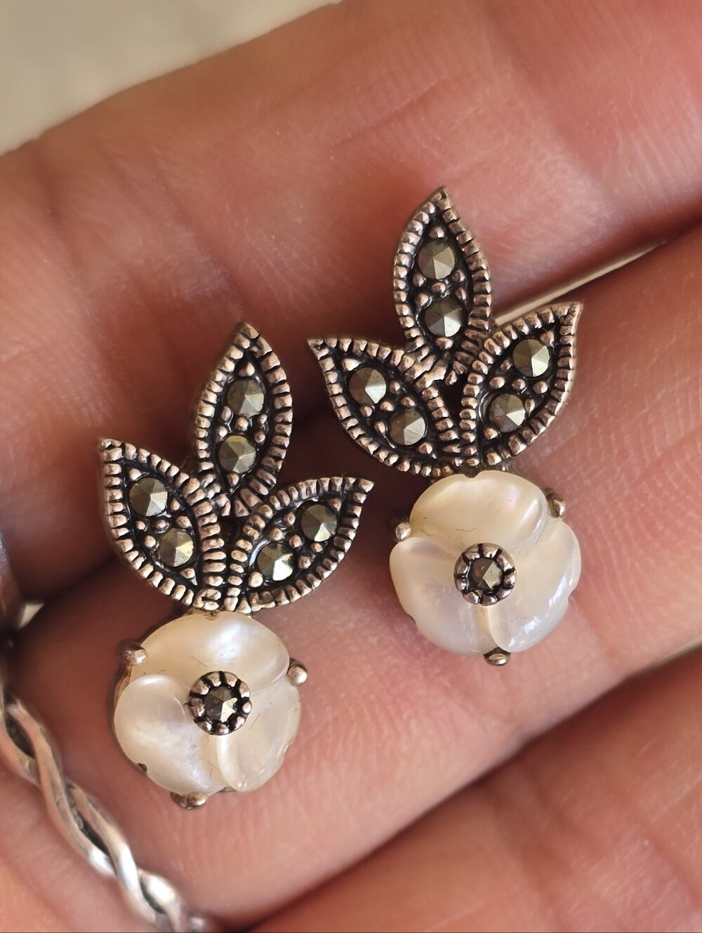 Beautiul 925 sterling silver mother of pearl flowers blossoms marcasite studded